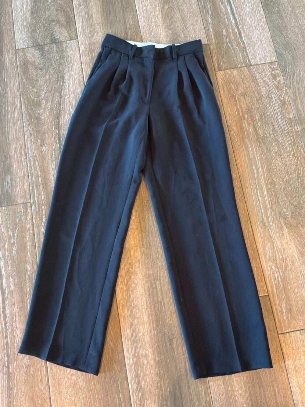 Aritzia The Effortless women's Pant crepette black pleated size 4 - Picture 2 of 9